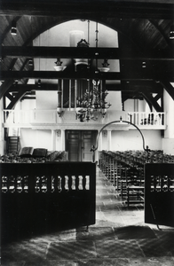 14973 Interieur van de Nederlands-Hervormde kerk (Kerkplein 1) te Vreeland (gemeente Loenen aan de Vecht): de kerkzaal ...